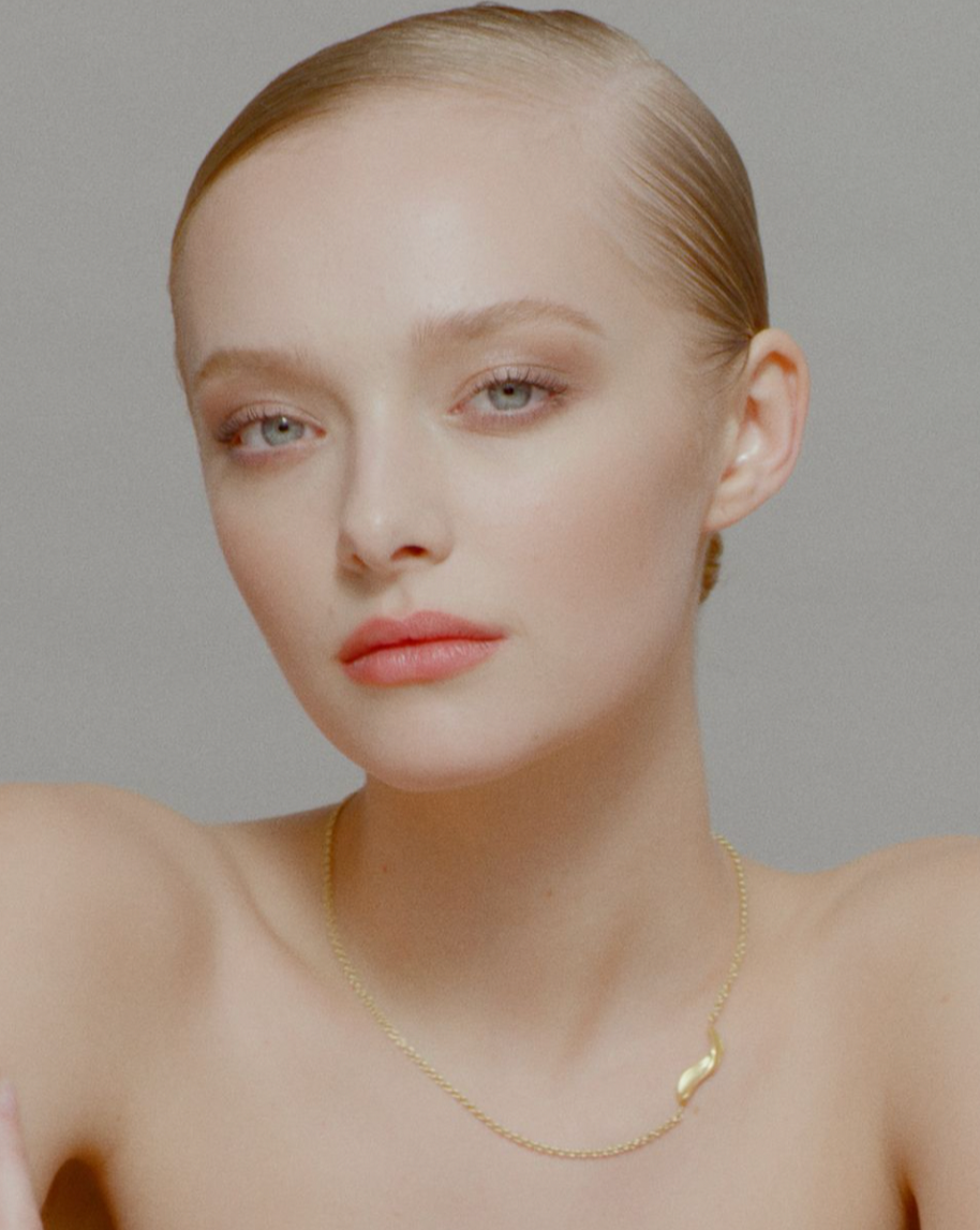 Model wearing i seira gold necklace