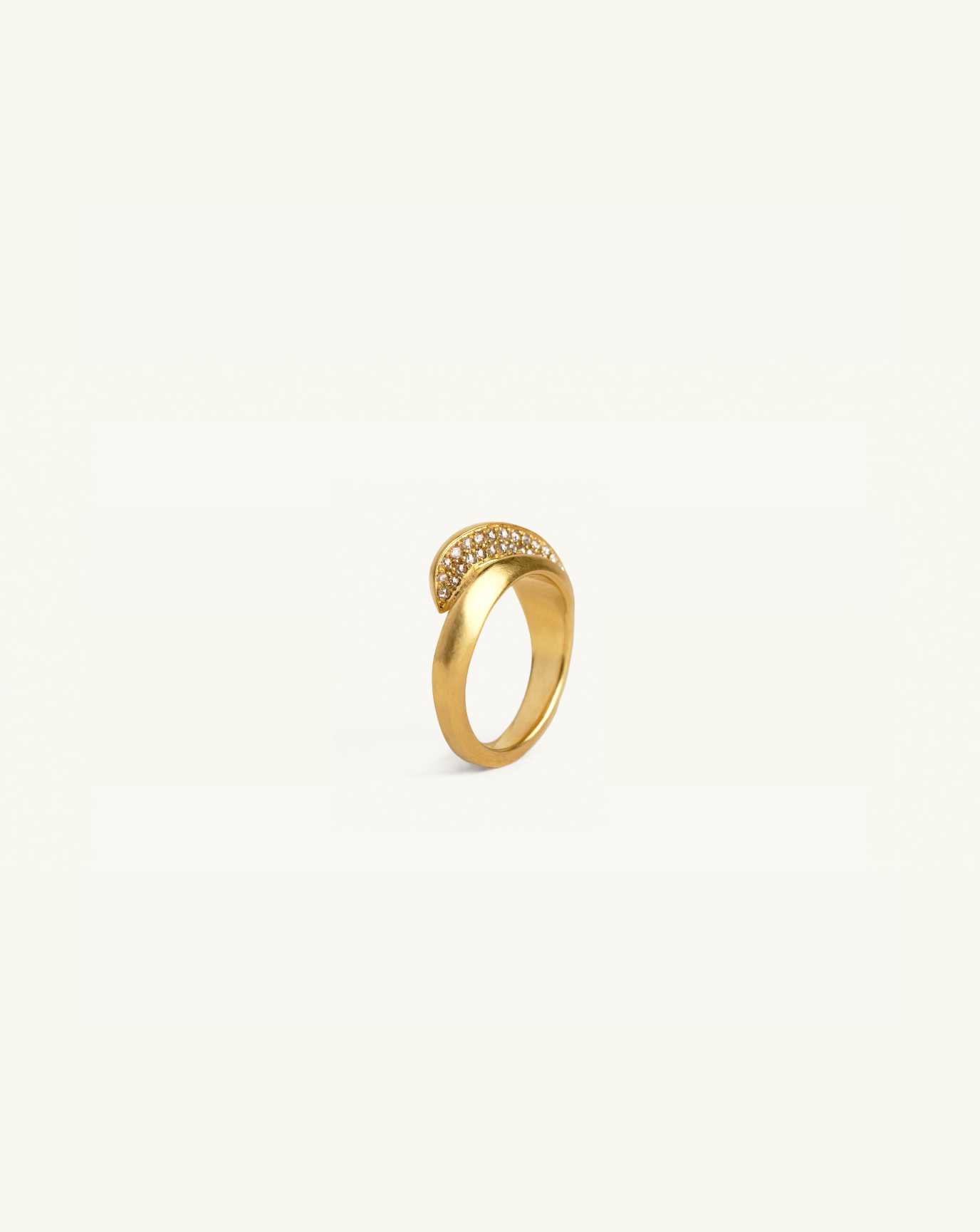 Product image of the sculptural ring in gold with white diamond pavé