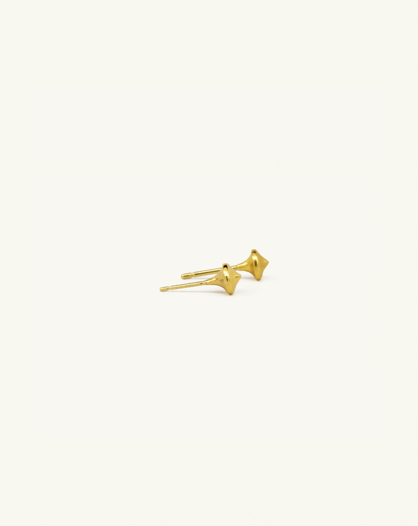 Product image side view of the i seira gold studs